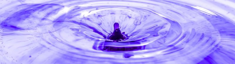 la vibration illustrée par un vortex dasn de l'eau violette